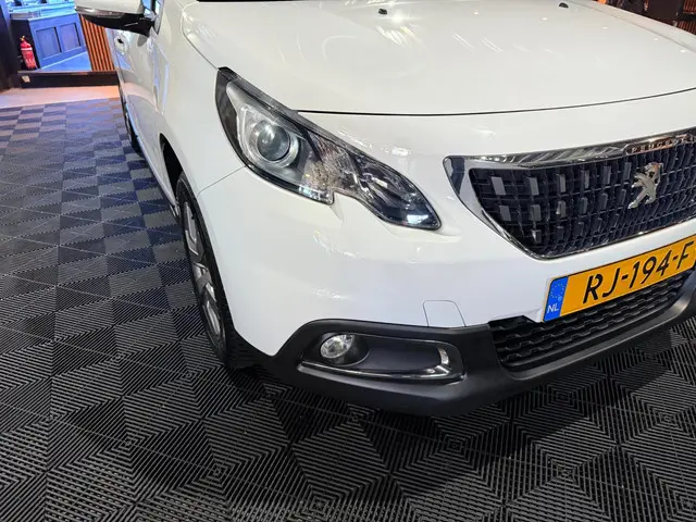 Peugeot 2008 |1.2 PureTech Blue Lion | Pano | 2017 Benzine 26