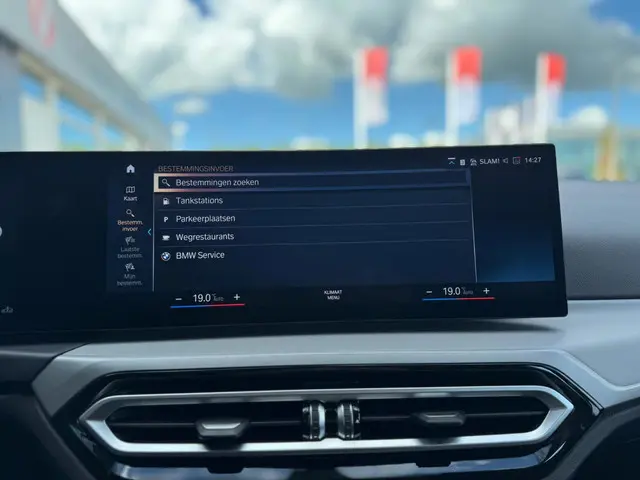 BMW 3 Serie Touring 318i 2023 Benzine 33