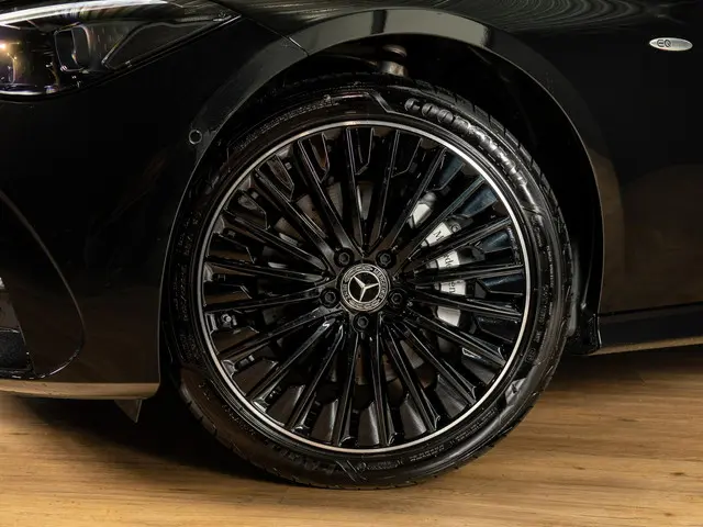 Mercedes-Benz CLE Coupé 300 e 2025 Hybride Benzine 6