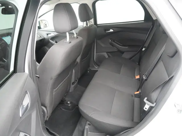 Ford Focus Wagon 1.0 Lease Edition 2017 Benzine 10