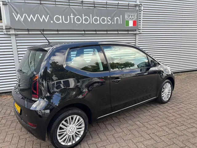 Volkswagen up! 1.0 BMT move up! 2018 Benzine 4