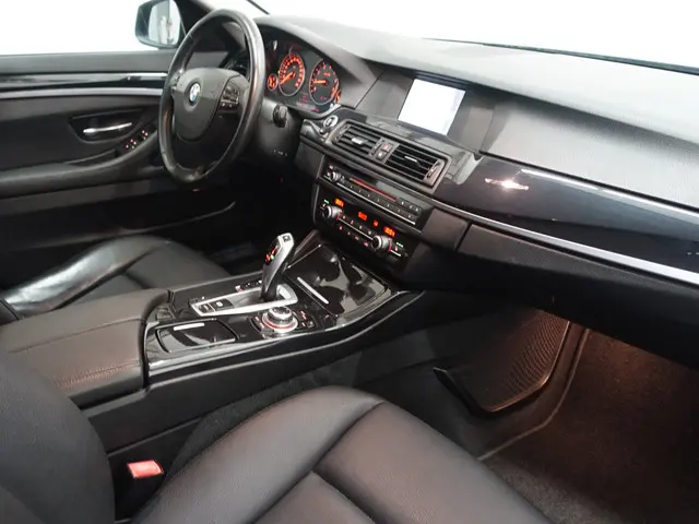 BMW 5 Serie F10 520i High Exe M Sport Aut- 2013 Benzine 33