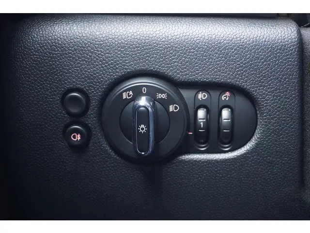 MINI 5-Deurs Cooper C 2023 Benzine 28