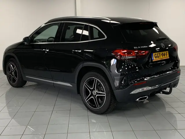 Mercedes-Benz GLA 250 e AMG Line 2023 Hybride Benzine 6