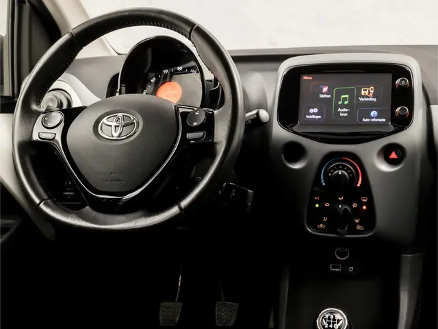 Toyota Aygo 1.0 VVT-i x-play 2019 Benzine 7
