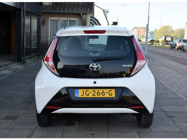 Toyota Aygo 1.0 VVT-i x-play 2016 Benzine 24