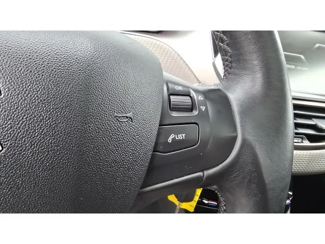 Peugeot 2008 1.2 VTi Allure Pack Premium Plus 2014 Benzine 23