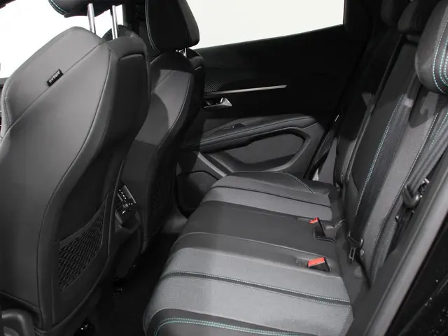 Peugeot 3008 1.2 PureTech Allure 2024 Benzine 14