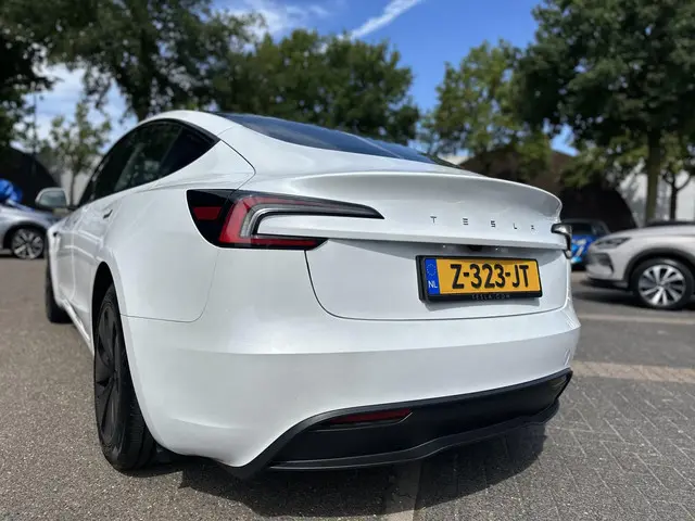 Tesla Model 3 RWD 60 kWh 2024 Elektrisch 6
