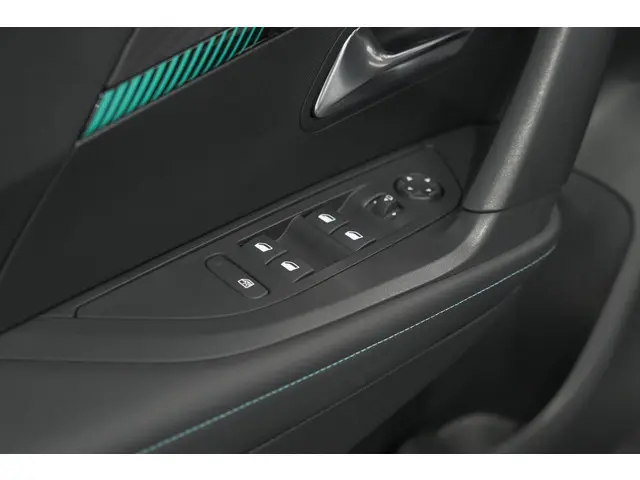 Peugeot 2008 PureTech 102 Allure Pack 2023 Benzine 24