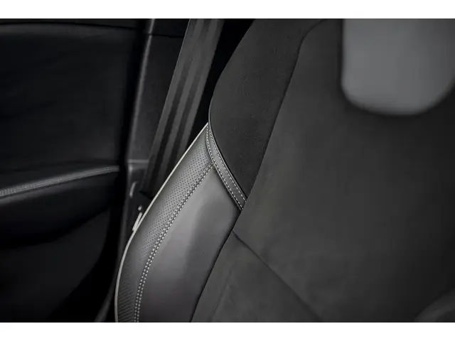 Volvo V40 T3 Benzine R-Design 2017 Benzine 28