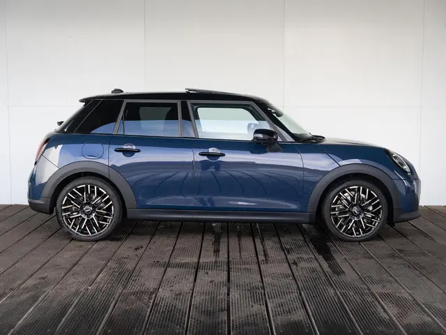 MINI 5-Deurs Cooper C Favoured 2025 Benzine