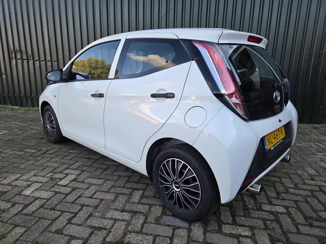 Toyota Aygo 1.0 VVT-i X-Play NAVI 2017 Benzine 3