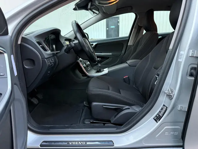 Volvo V60 1.6 D2 Kinetic | 2014 | Lage km stand | 2014 Diesel 8