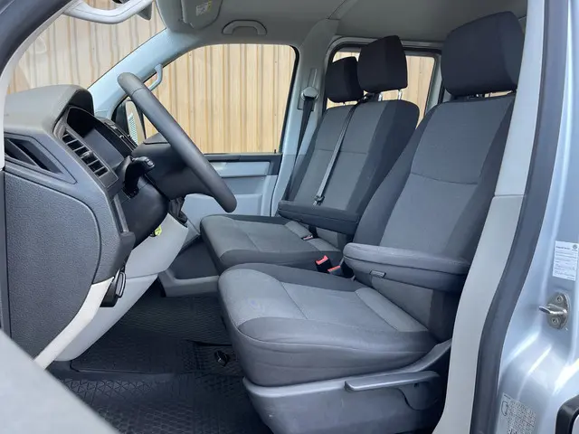 Volkswagen Transporter 2.0 TDI L2H1 DC 2017 Diesel 11