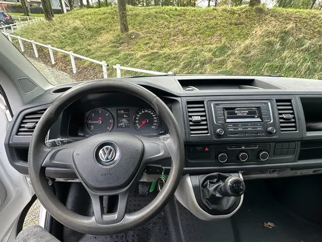Volkswagen Transporter 2.0 TDI L2H1 DC 2018 Diesel 18