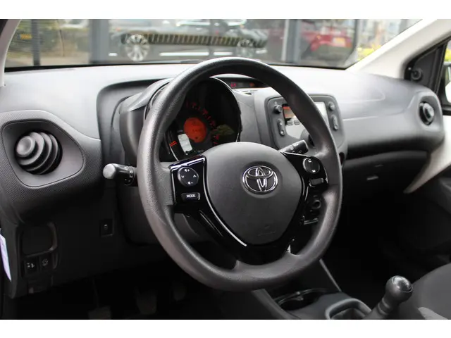 Toyota Aygo 1.0 VVT-i x-fun 2021 Benzine 2