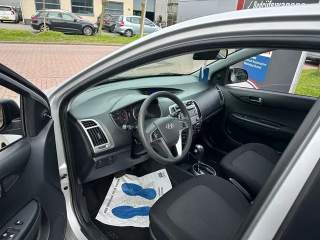 Hyundai i20 1.4i i-Vision 2013 Benzine 9