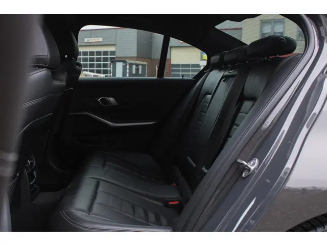 BMW 3 Serie 330i High Executive Edition 2019 Benzine 18