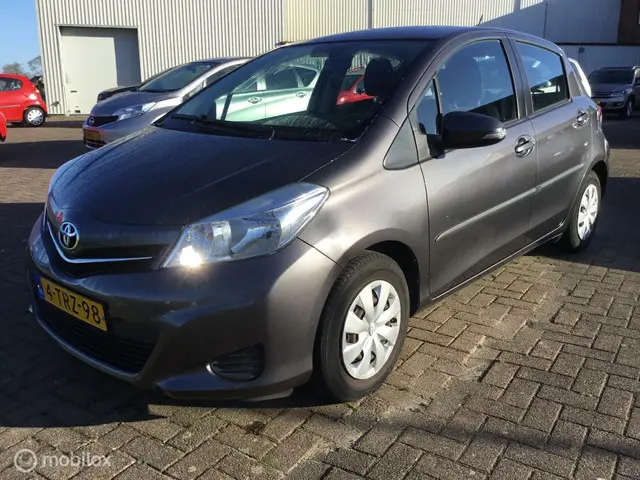 Toyota Yaris 1.0 VVT-i Now - 5 deurs - airco 2014 Benzine