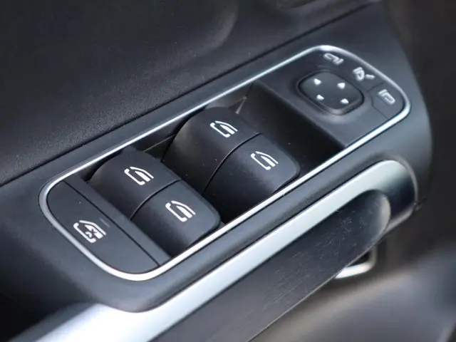 Mercedes-Benz GLB 200 AMG line 2020 Benzine 18