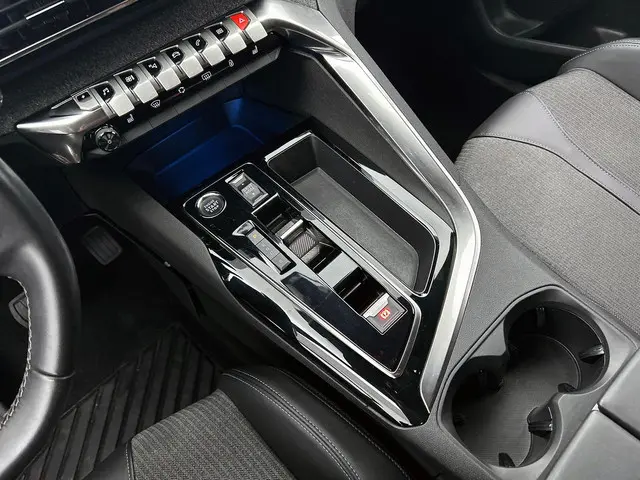 Peugeot 3008 1.6 HYbrid 225 Allure 2023 Hybride Benzine 29