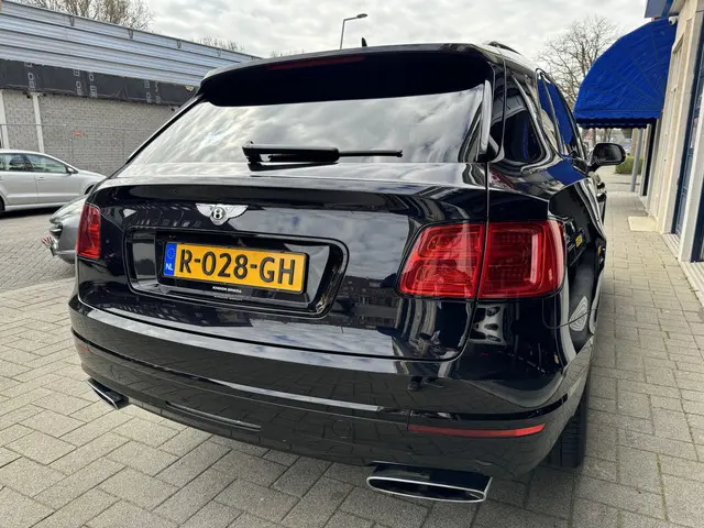 Bentley Bentayga 6.0 W12 FIRST BLACK EDITION 2016 Benzine 8