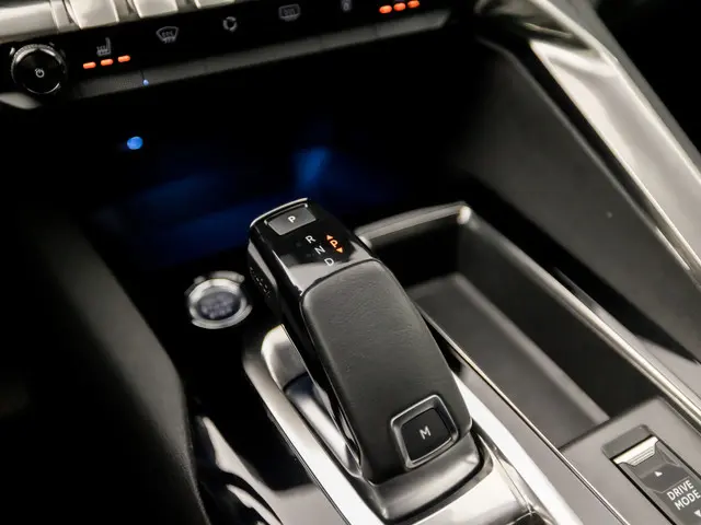 Peugeot 3008 1.2 PureTech Allure Sport 2021 Benzine 12