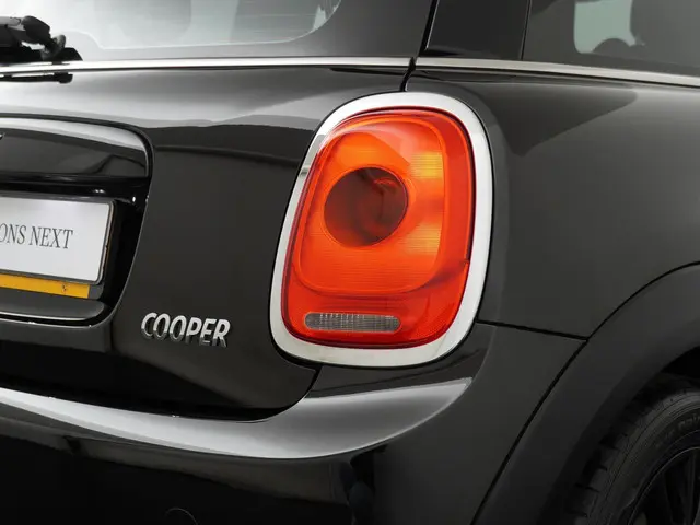MINI Cooper Business 2018 Benzine 24