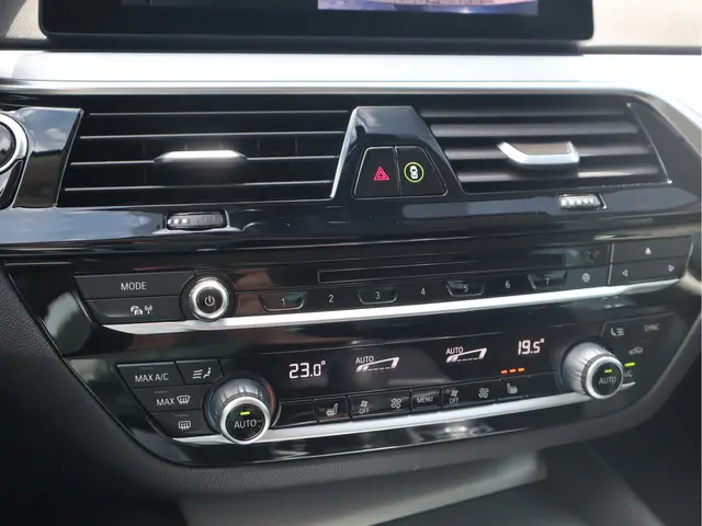 BMW 5 Serie 520i Executive 2018 Benzine 7