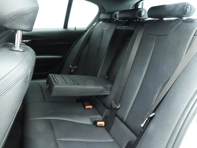 BMW 1 Serie 5-deurs 118i 2019 Benzine 8