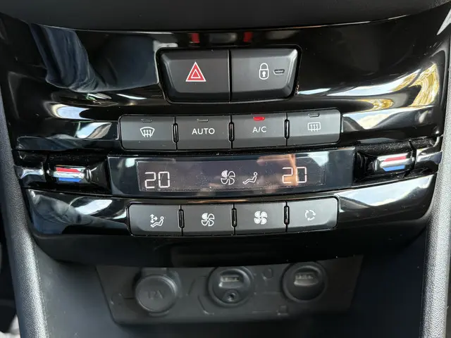 Peugeot 208 1.2 VTi Envy 2013 Benzine 15