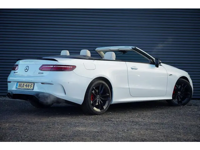 Mercedes-Benz E-Klasse Cabrio 300 AMG Line 2023 Benzine 4