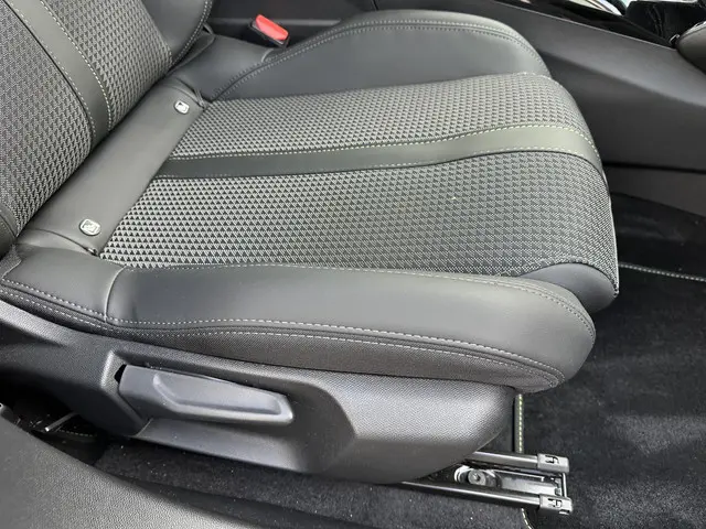 Peugeot 2008 1.2 Turbo 130 PK GT 2022 Benzine 38