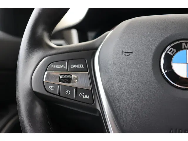 BMW 3 Serie Touring 318i Executive Edition 2020 Benzine 18