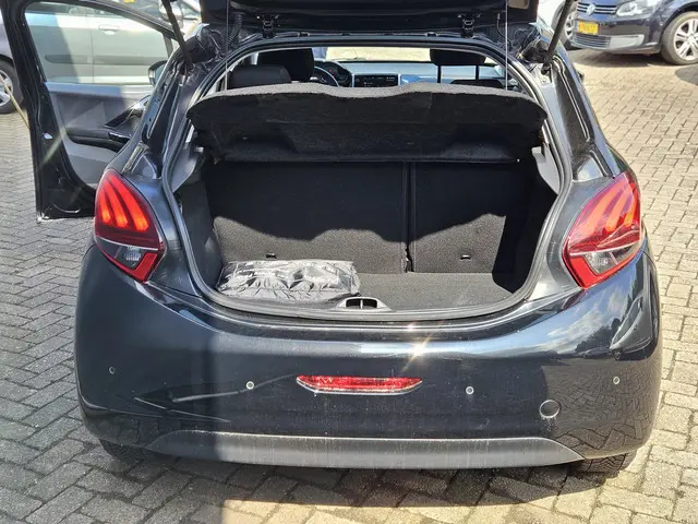 Peugeot 208 1.2 PureTech NAVI TEL PDC CC 2018 Benzine 7