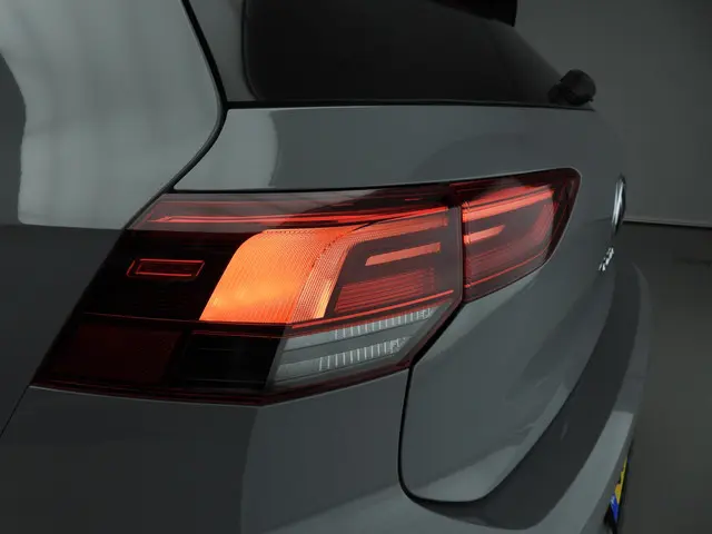 Volkswagen Golf 1.5 eTSI R-Line Business 2024 Benzine 28