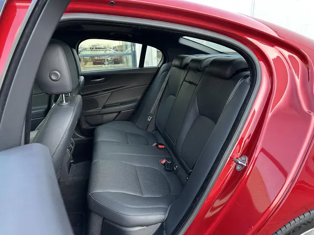 Jaguar XE 2.0 Portfolio 2015 Benzine 39