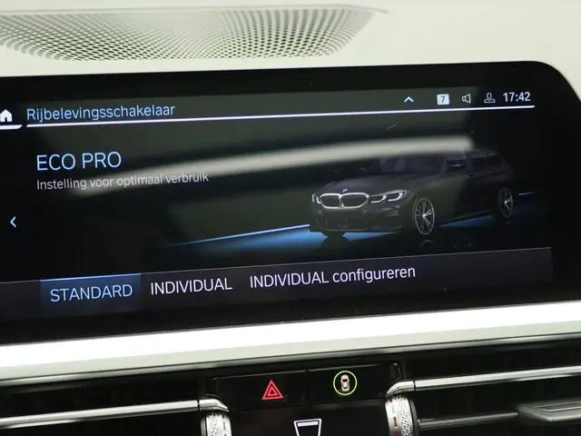 BMW 3 Serie 320i Touring 2020 Benzine 23