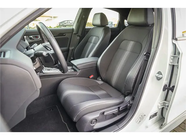 Honda Civic 2.0i e:HEV SPORT 2023 Hybride Benzine 9