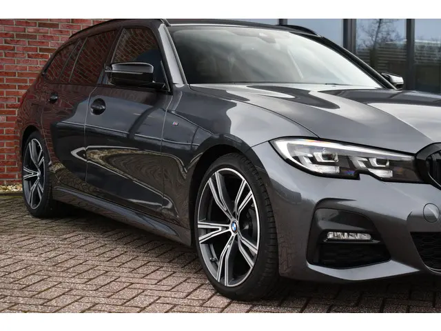BMW 3 Serie Touring 320i M-Sport 2020 Benzine 33