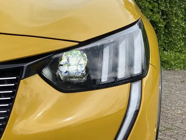 Peugeot 208 1.2T 130pk Automaat GT 2021 Benzine 12