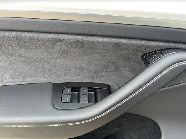Tesla Model Y Long Range AWD 75 kWh 2023 Elektrisch 15