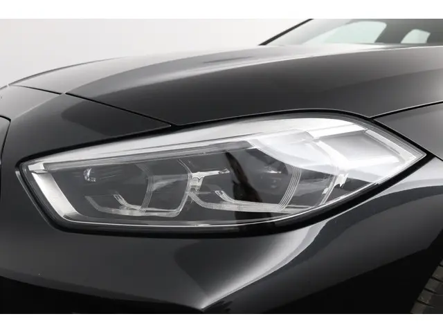 BMW 1 Serie 118i Business Edition 2022 Benzine 53