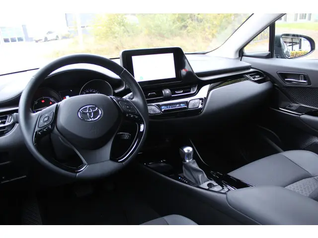 Toyota C-HR 1.8 Hybrid Dynamic 2023 Hybride Benzine 3