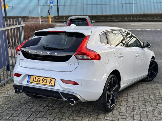 Volvo V40 2.0 T2 R-Design 2016 Benzine 15