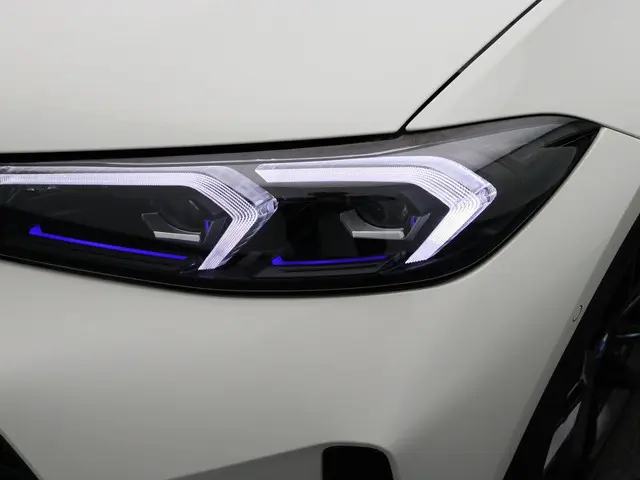 BMW 3 Serie Sedan 330e 2024 Hybride Benzine 7