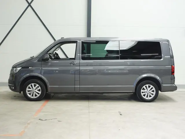 Volkswagen Transporter 2.0 TDI L2H1 2023 Diesel 2
