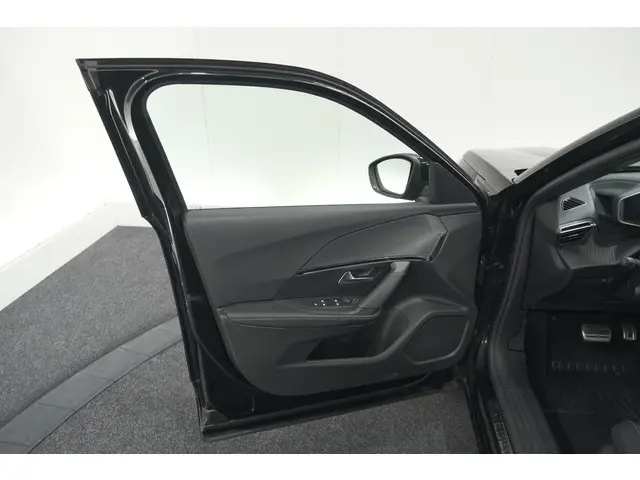 Peugeot 2008 PureTech 130 EAT8 GT 2025 Benzine 68