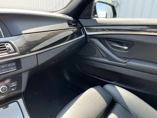 BMW 5 Serie Touring 520i High Executive 2015 Benzine 87